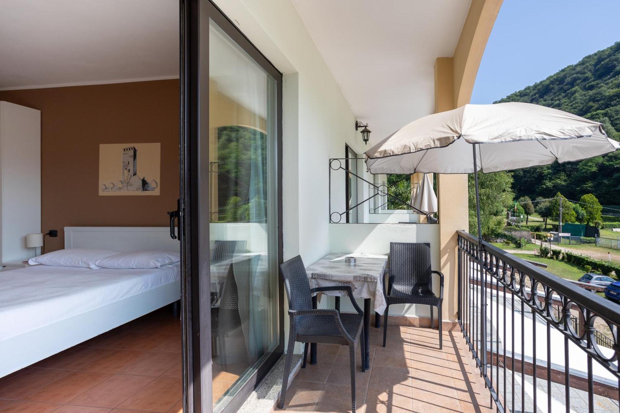 Hotel Fontaine Bleue Орта Сан Джулио Екстериор снимка